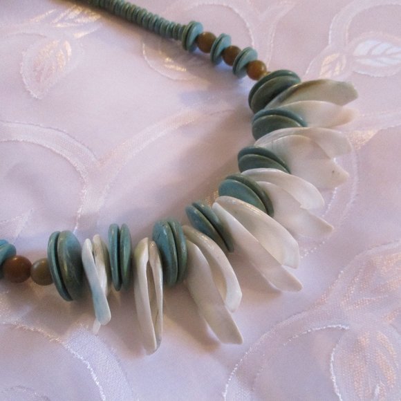 SEA FOAM GREEN - SEA SHELL – NECKLACE - NWOT - Picture 1 of 7
